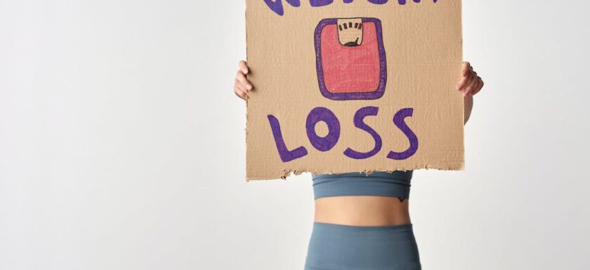 ragazza con cartello sulla perdita di peso
