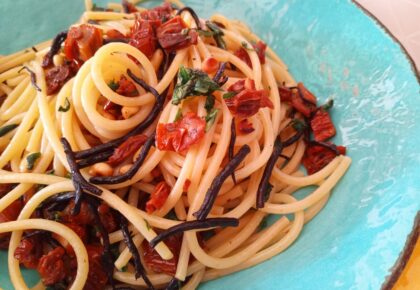 spaghetti con alghe arame pomodori secchi pinoli e rucola
